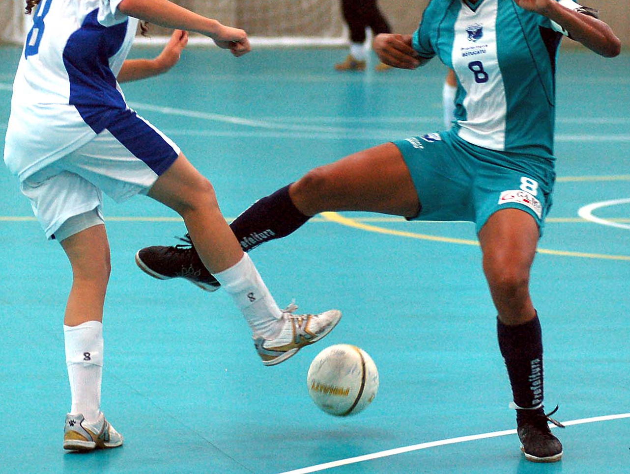 Sub-17 de Futsal Feminino em jogo treino.