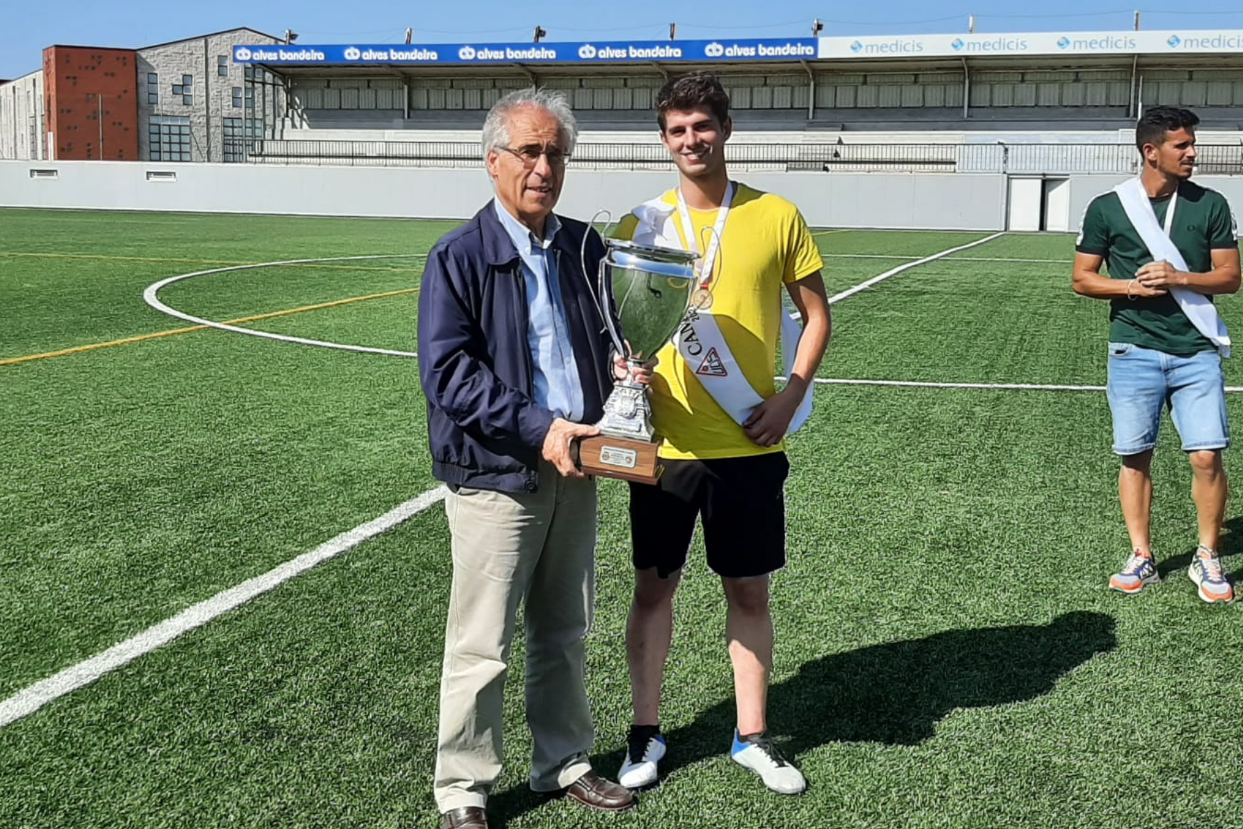 AF Leiria entrega Taça de Campeões da Divisão de Honra Lizsport de Seniores de Futebol ao UD Serra
