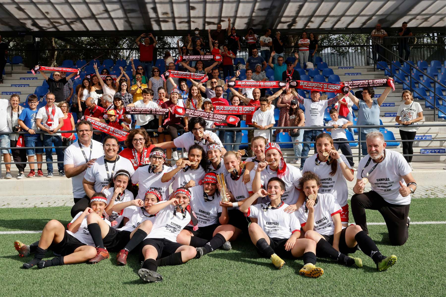 GD Vidreiros celebra a conquista da Taça Nacional de Juniores de Futebol Feminino